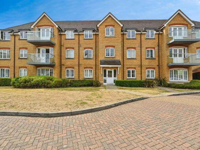 Flat for sale in North Watford, Hertfordshire