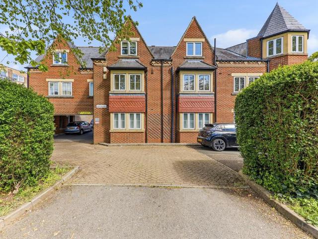 Flat for sale in Roundhay, West Yorkshire