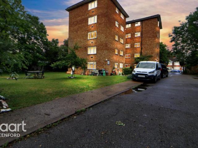 Flat for sale in London Borough of Ealing, Greenford