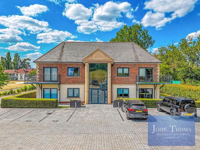 Flat for sale in Chigwell, Epping