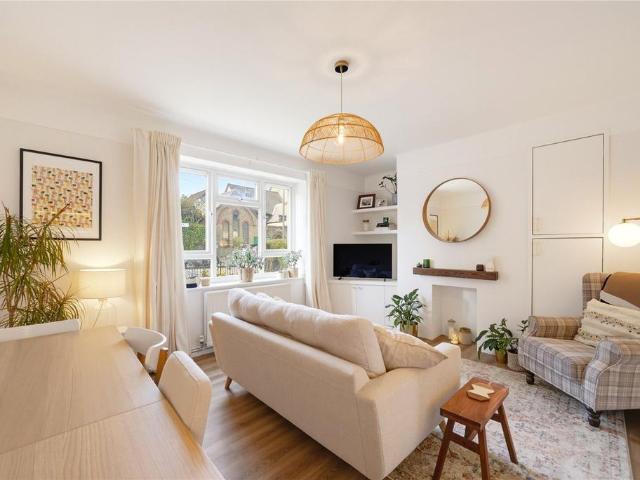 Flat for sale in London Borough of Wandsworth, Greater London