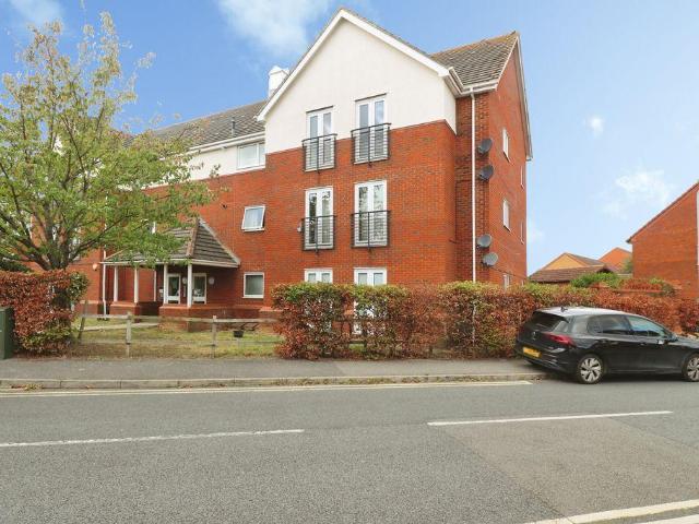 Flat for sale in Langley, Slough