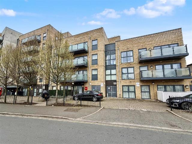 Flat for sale in London Borough of Hounslow, Greater London