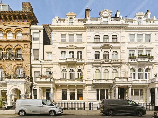 Flat for sale in South Kensington, Greater London