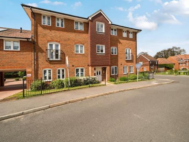Flat for sale in Heol-las, Surrey