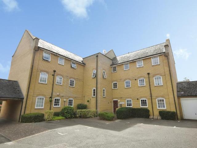 Flat for sale in Chipping Hill, Essex