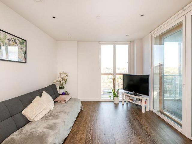 Flat for sale in Queen's Park, Greater London