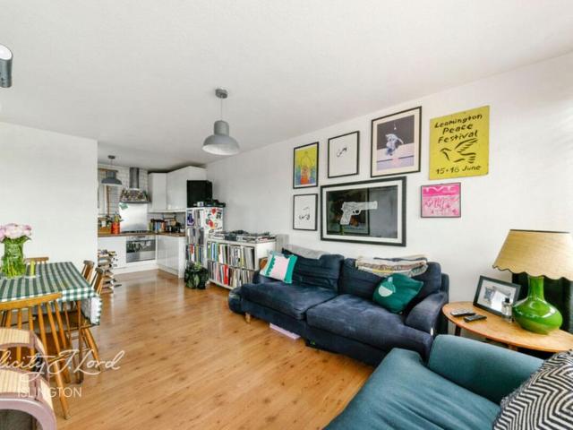 Flat for sale in Hoxton, Greater London