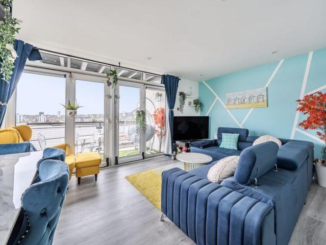 Flat for sale in North Woolwich, Greater London