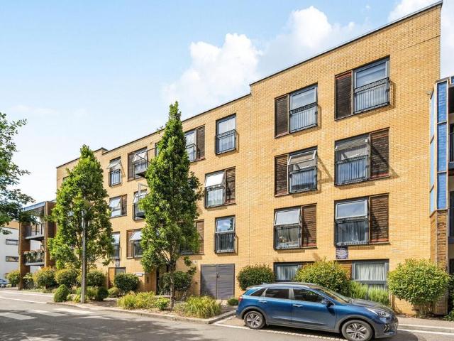 Flat for sale in Little Stanmore, Greater London