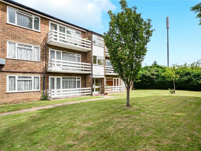 Flat for sale in Whitton, Greater London