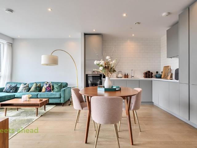 Flat for sale in London Borough of Croydon, Waddon