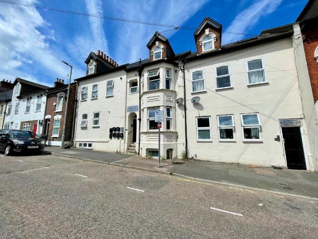 Flat for sale in Spring Park, Luton