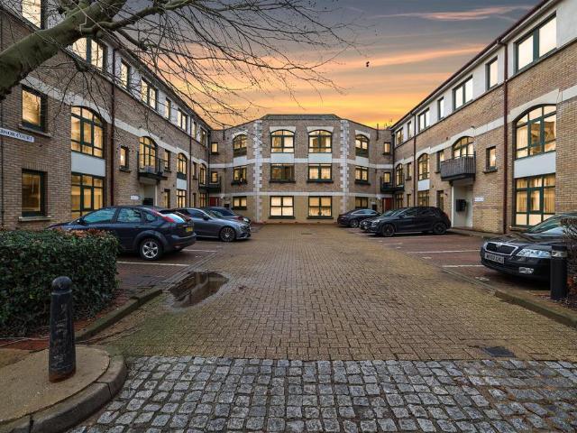 Flat for sale in Two Waters, Pouchen End