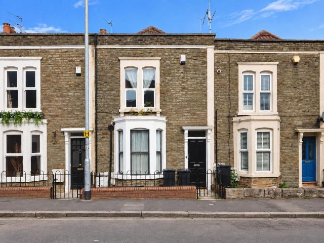 Flat for sale in Kingswood