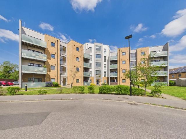 Flat for sale in London Borough of Hounslow, Feltham