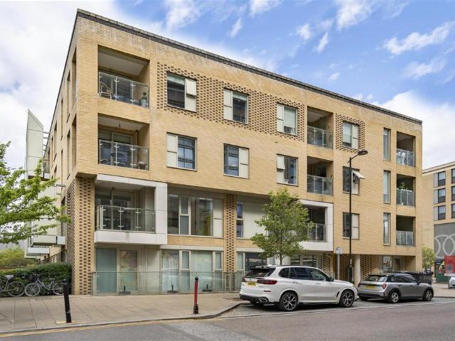 Flat for sale in Arbury, Cambridgeshire