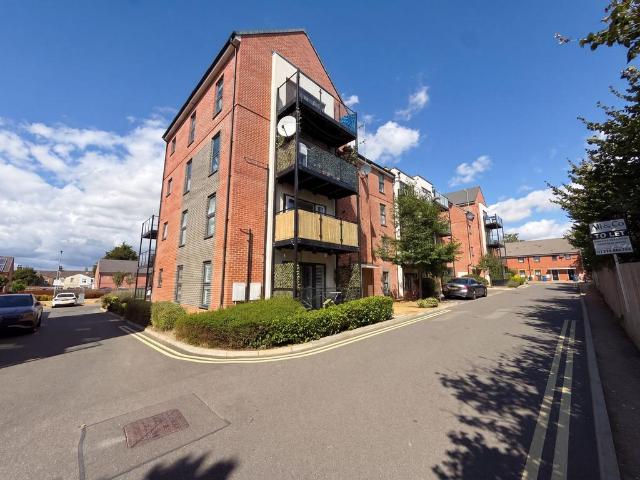 Flat for sale in Badgers Dene, Grays