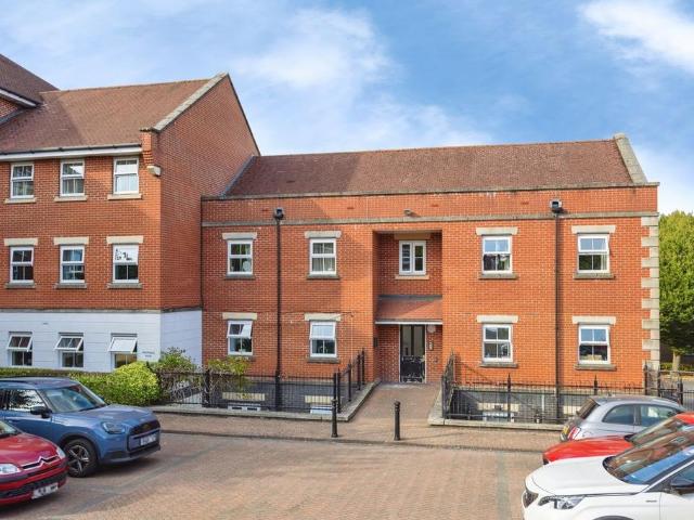 Flat for sale in Aldershot, Hampshire