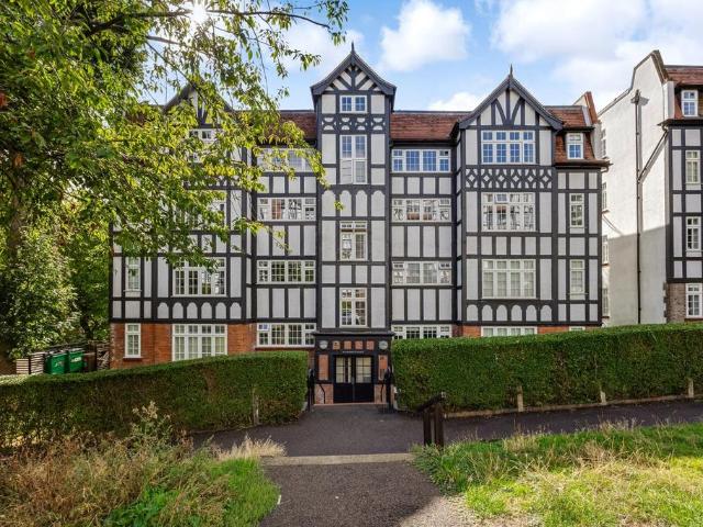 Flat for sale in Highgate, Greater London