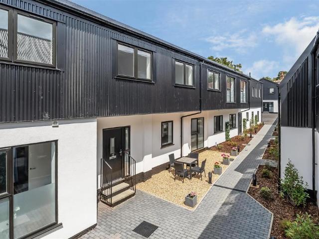 Flat for sale in Rose Hill, Pachesham Park