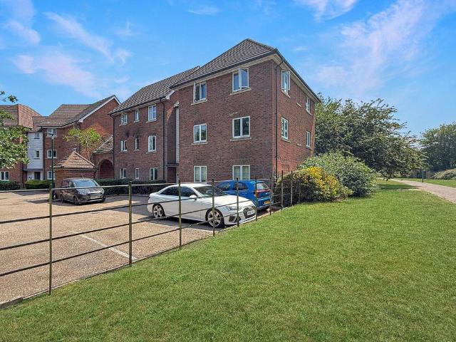 Flat for sale in Chipping Hill, Essex