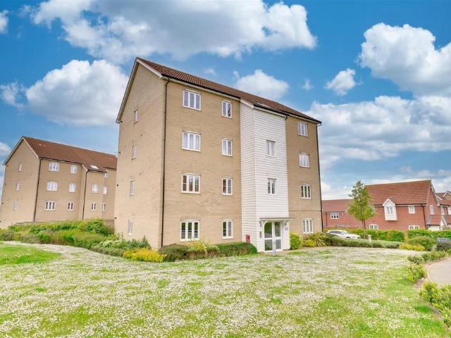 Flat for sale in London Borough of Redbridge, Greater London