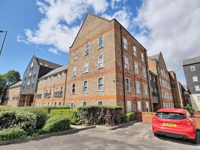 Flat for sale in Kings Hill, Colliers End