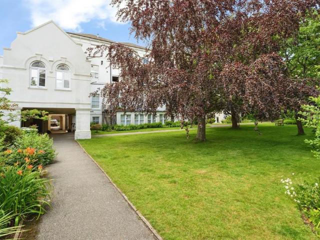 Flat for sale in St James, Sandown Park