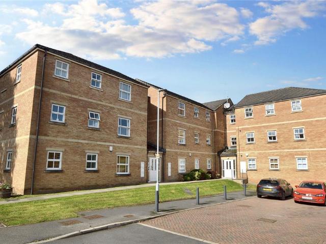 Flat for sale in Farsley, West Yorkshire
