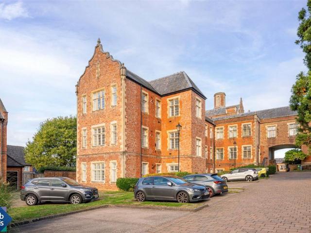 Flat for sale in Catchem's End, Warwick