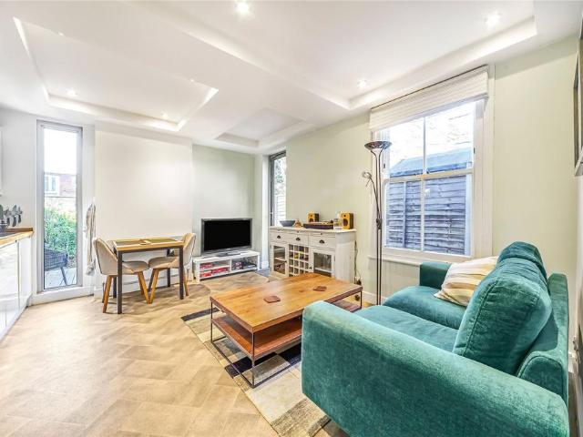 Flat for sale in Furzedown, Greater London