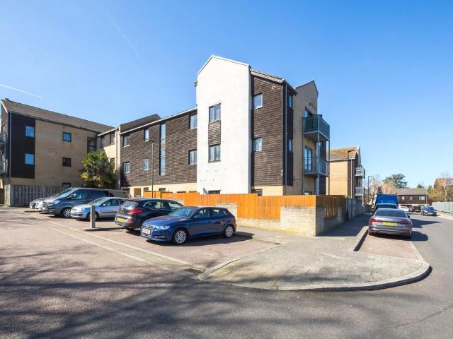 Flat for sale in North Cray, Greater London