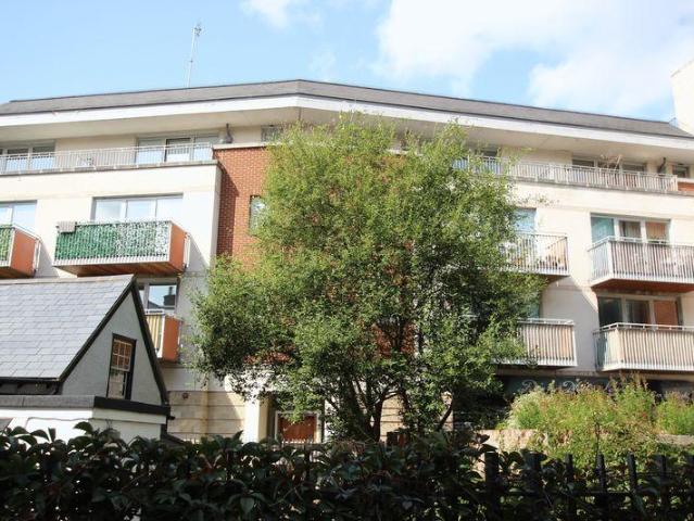 Flat for sale in Woodcote, Epsom