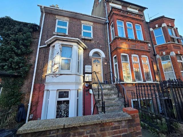 Flat for sale in Spring Park, Luton