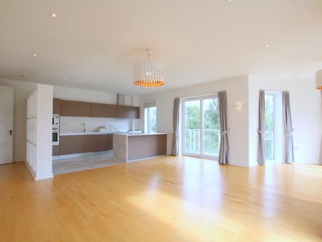 Flat for sale in Kew, Greater London