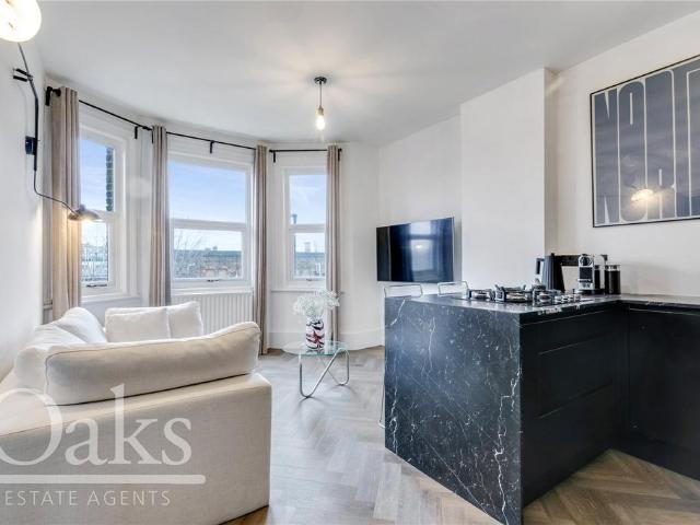 Flat for sale in Tulse Hill, Greater London
