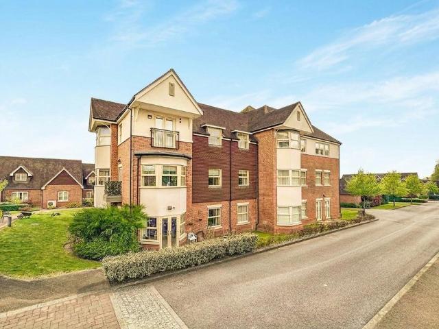 Flat for sale in Horsham, West Sussex