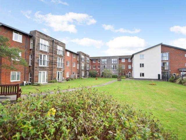 Flat for sale in Wexham Court, Slough