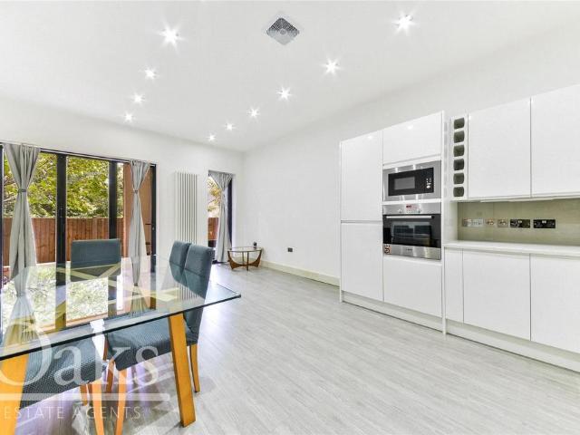 Flat for sale in Streatham, Greater London