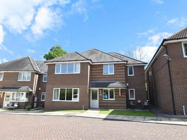 Flat for sale in Waltham