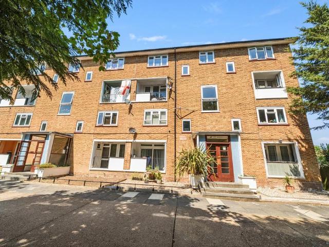 Flat for sale in London Borough of Lewisham, Forest Hill
