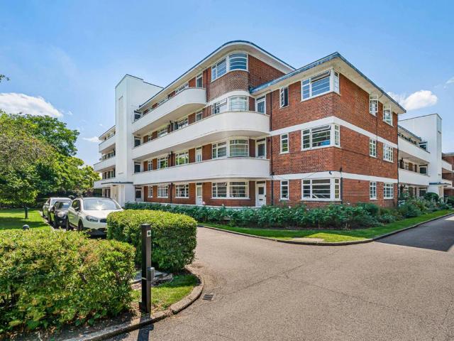 Flat for sale in London Borough of Hounslow, Strand