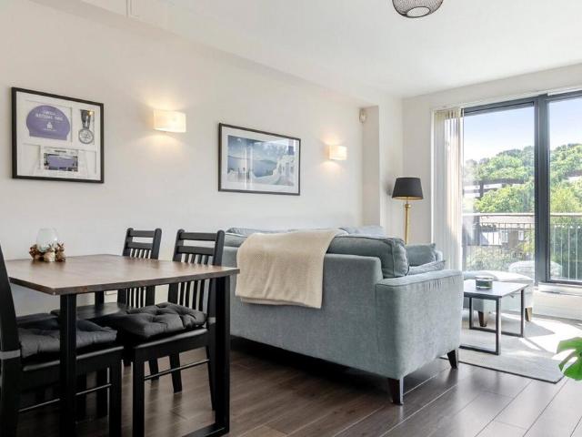 Flat for sale in East Greenwich, Greater London