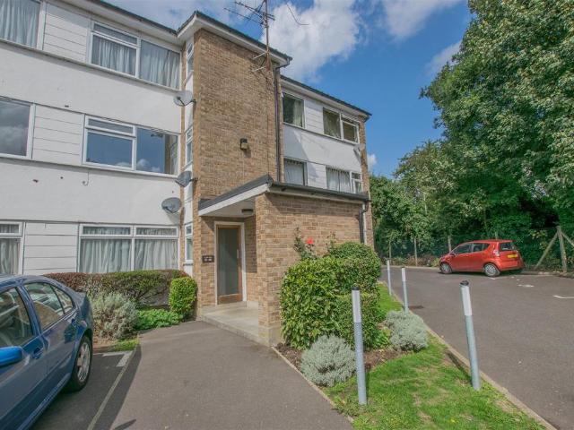 Flat for sale in Broxbourne, Hertfordshire