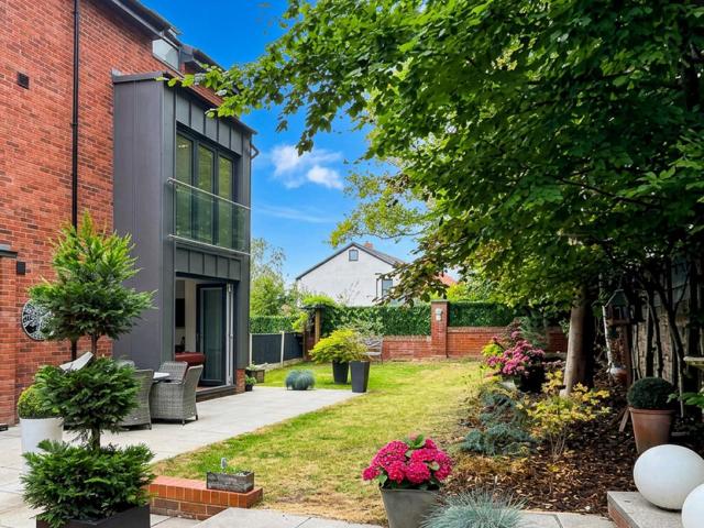 Flat for sale in Allerton, Liverpool