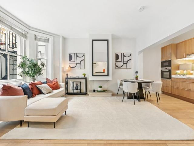 Flat for sale in Earl's Court, Greater London