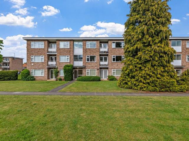 Flat for sale in Cliff Hill, Green Close