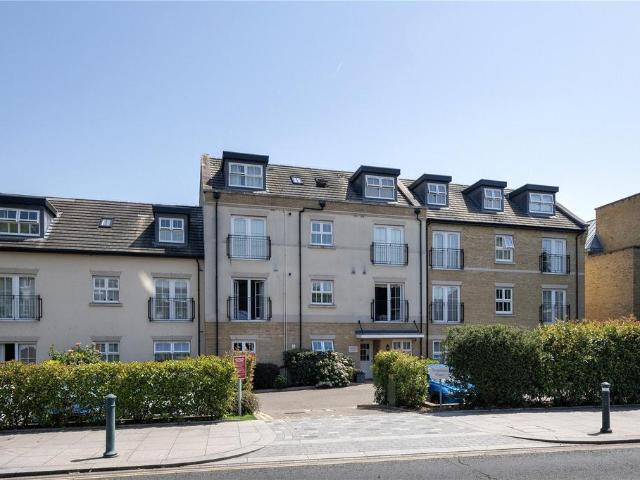 Flat for sale in Hampton Hill, Greater London