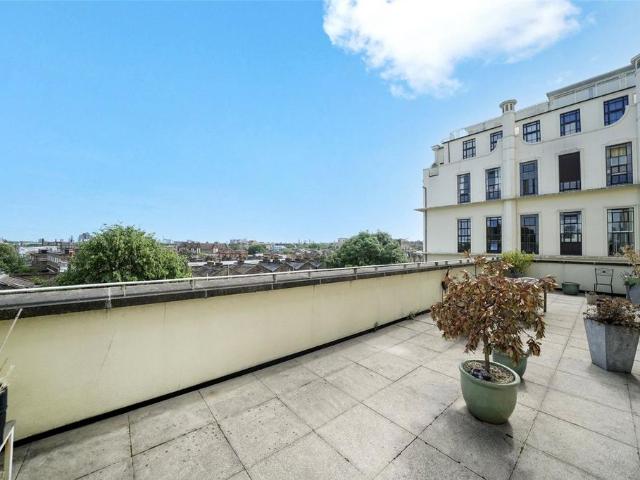 Flat for sale in Holloway, Greater London